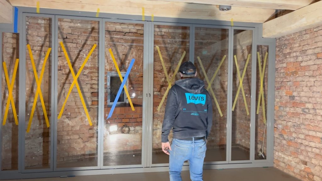 Szklana ścianka – wydzielenie szafy (ujęcie 1)