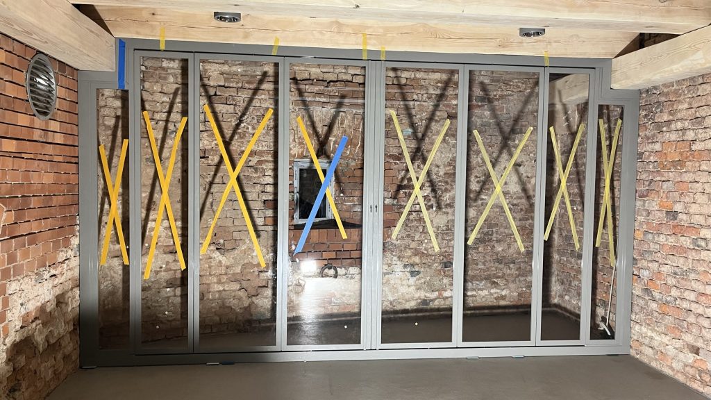 Szklana ścianka loft – wydzielenie strefy szafy, ujęcie szerokie wnętrza