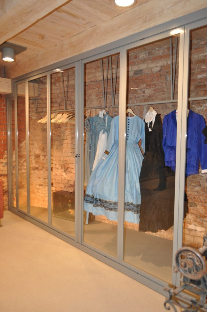 Szklana ścianka przy garderobie – widok przejścia