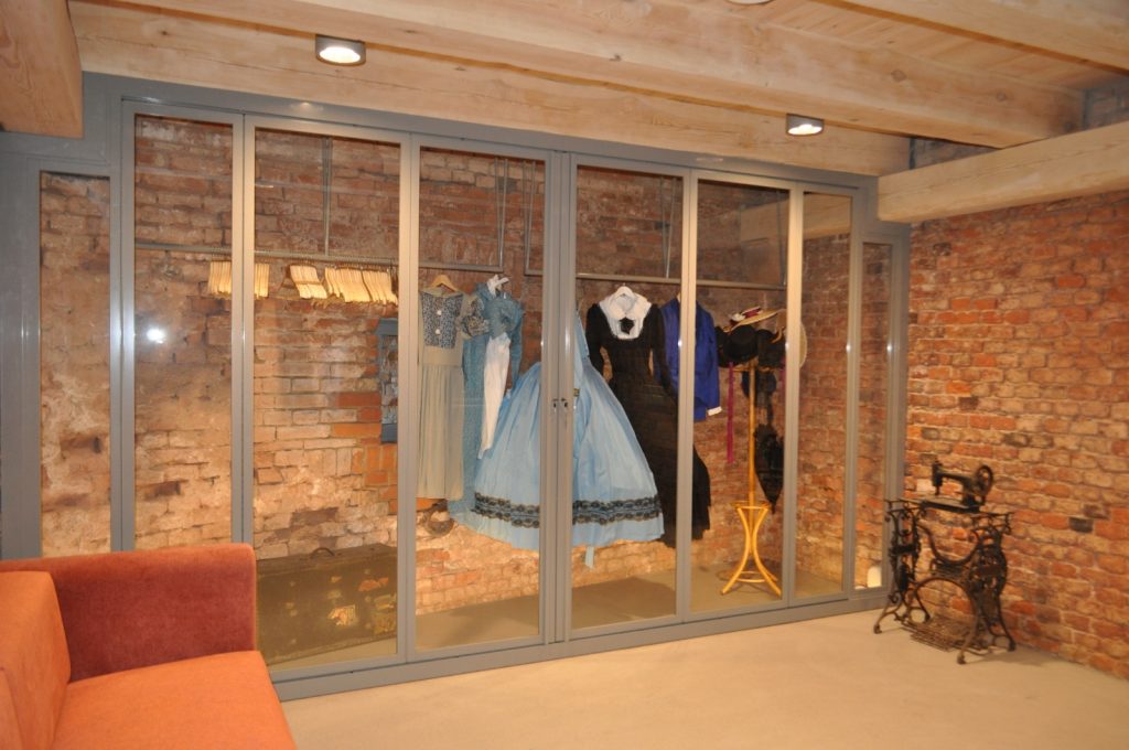 Wydzielenie szafy – szklana ścianka (ujęcie szerokie)