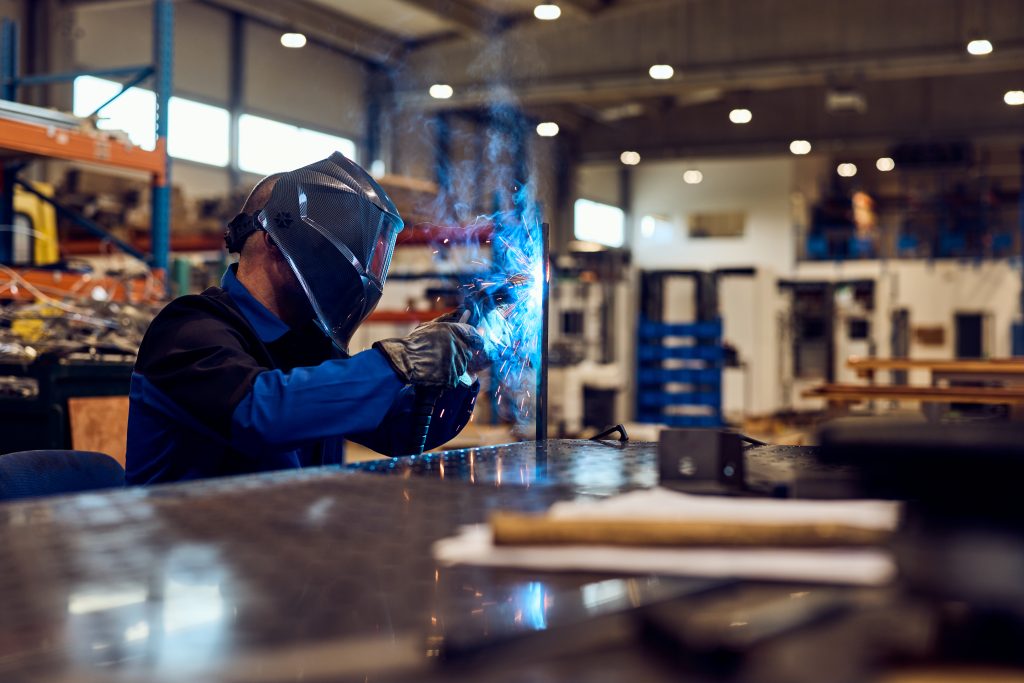 Detal połączenia stali i drewna w realizacji na wymiar