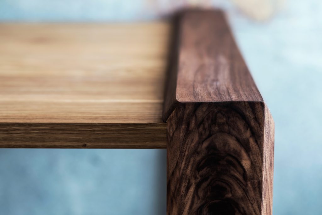 Detal połączenia stali i drewna w realizacji na wymiar