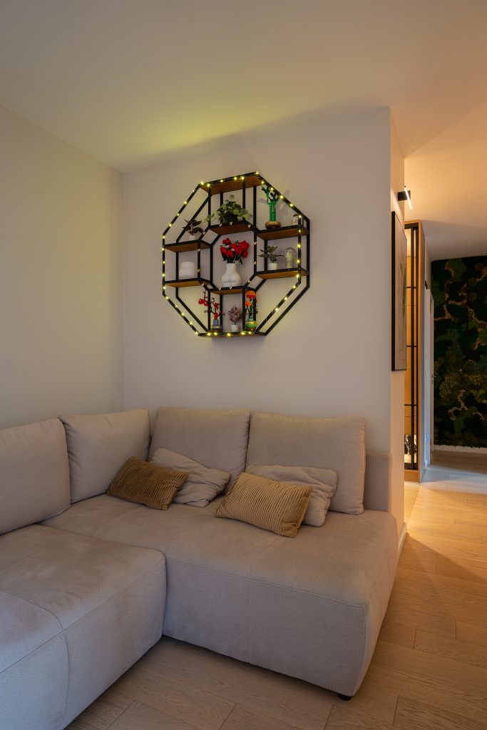 Loftowy salon – jasny narożnik i dekoracja ścienna