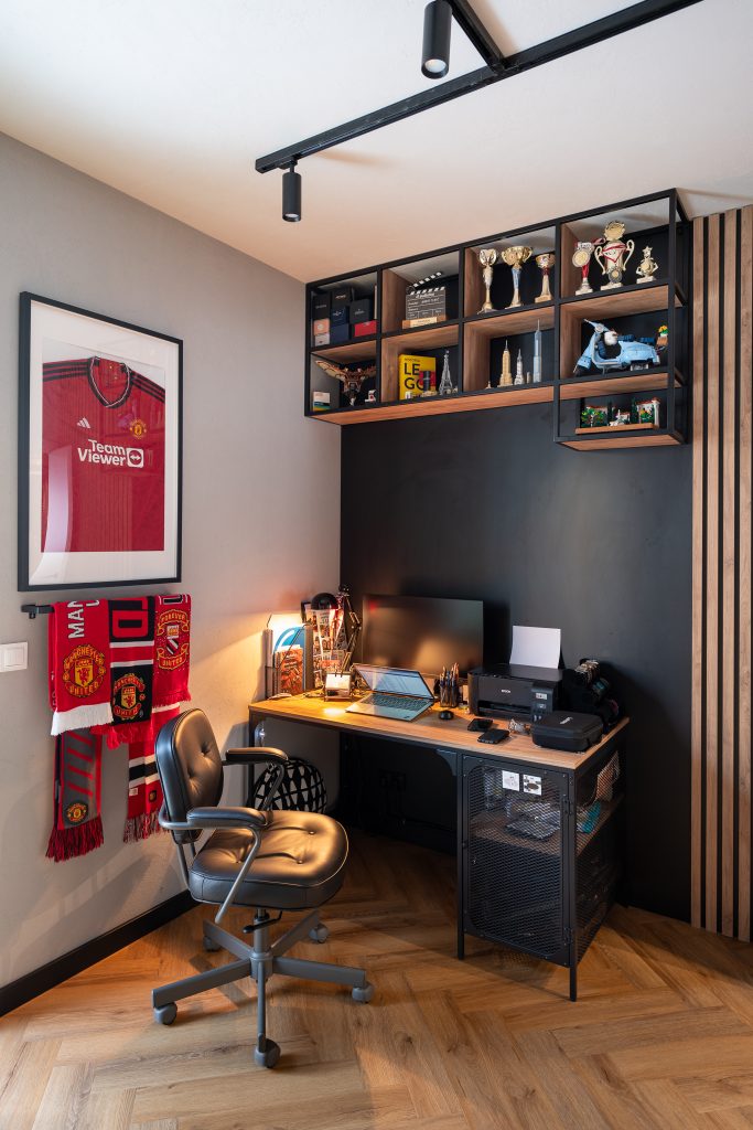 Biurko na wymiar – zabudowa ścienna z półkami