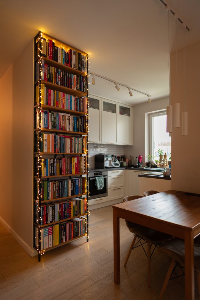 Regał na książki na wymiar – zabudowa ścienna
