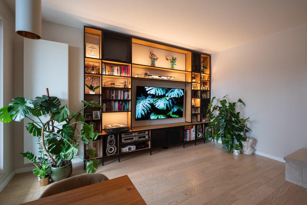 Ściana telewizyjna w salonie – meble RTV na wymiar