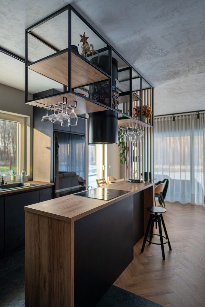 Zabudowa kuchenna z wyspą – meble na wymiar