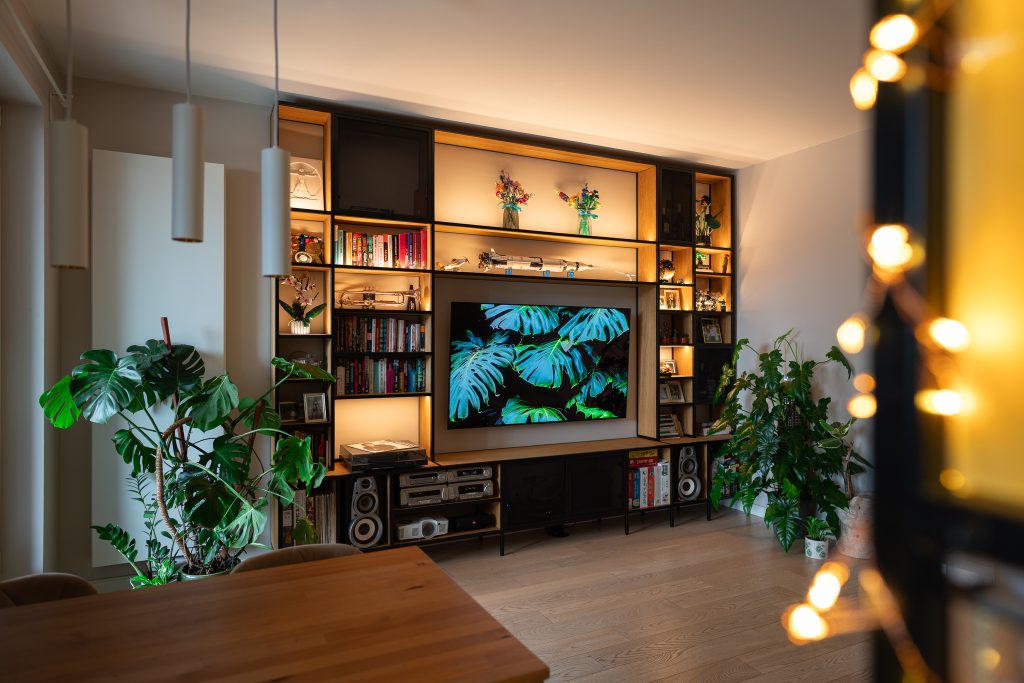 Zabudowa RTV na wymiar – perspektywa salonu