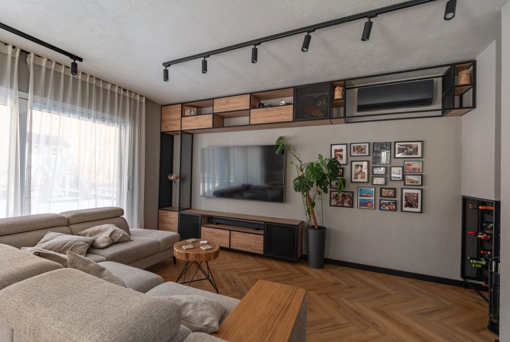 Zabudowa RTV na wymiar – ściana TV w salonie