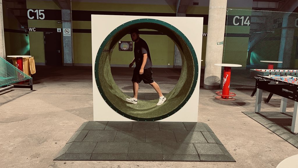 „Ludzki chomik” – test ustawienia prototypu (ujęcie szerokie)