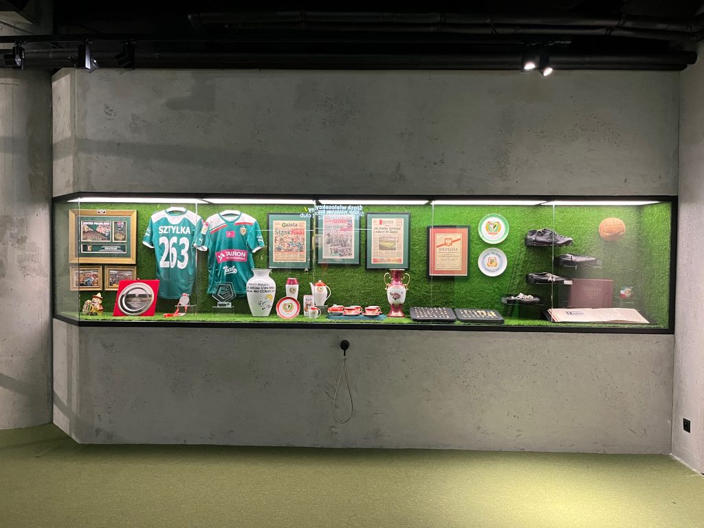 Muzeum Śląska (Wrocław) – ciąg gablot (ujęcie 2)