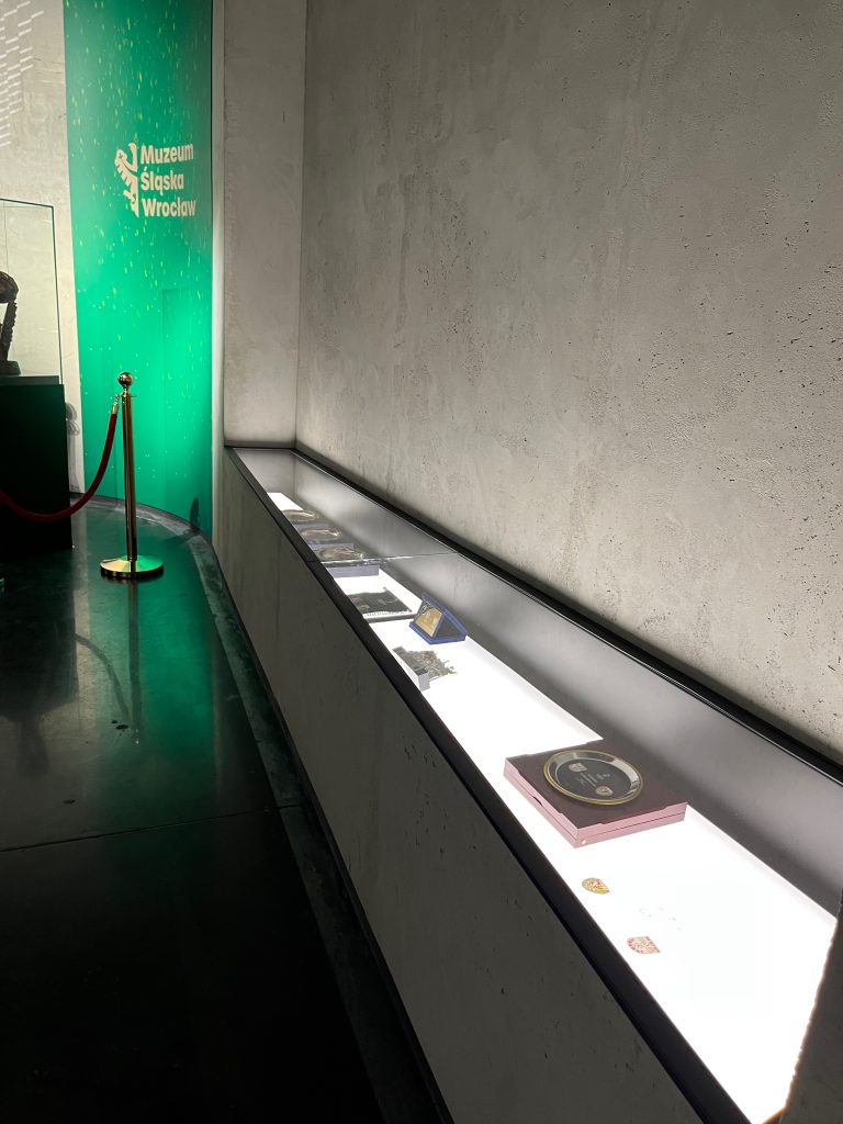 Muzeum Śląska (Wrocław) – przejście przy zielonej ścianie