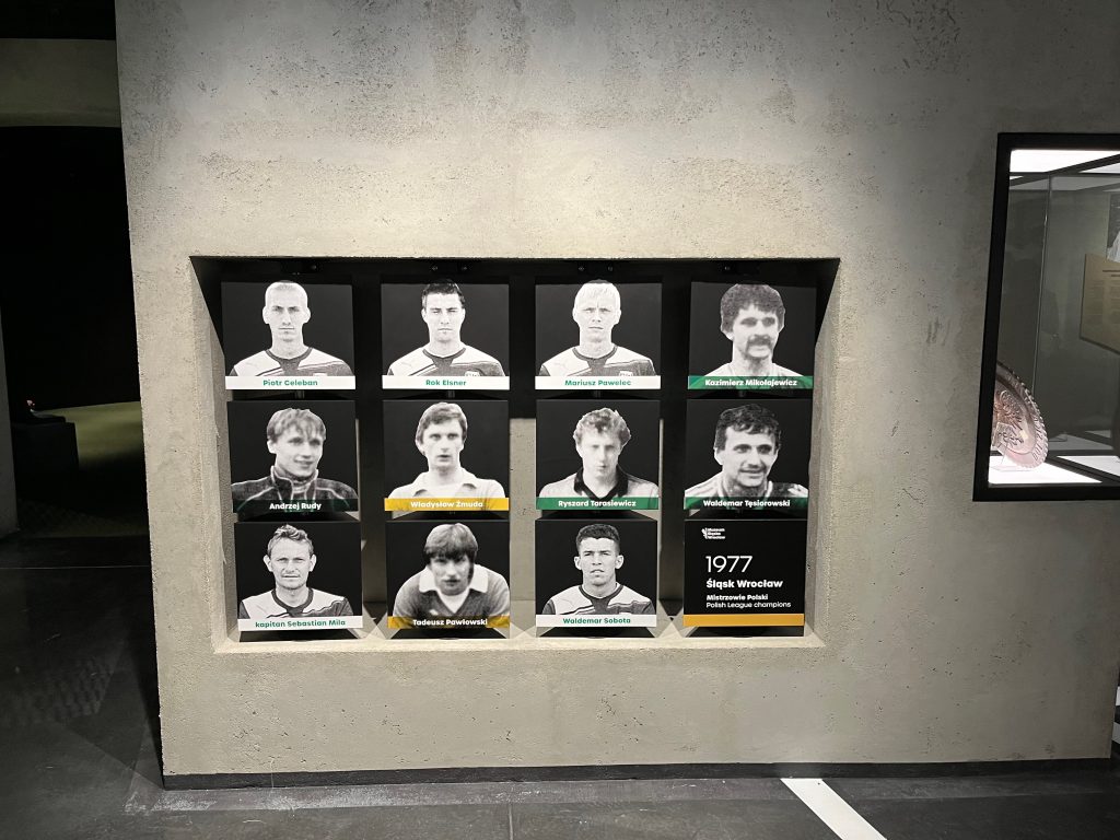 „Obrotowe klocki” – prototyp instalacji ekspozycyjnej (ujęcie 1)