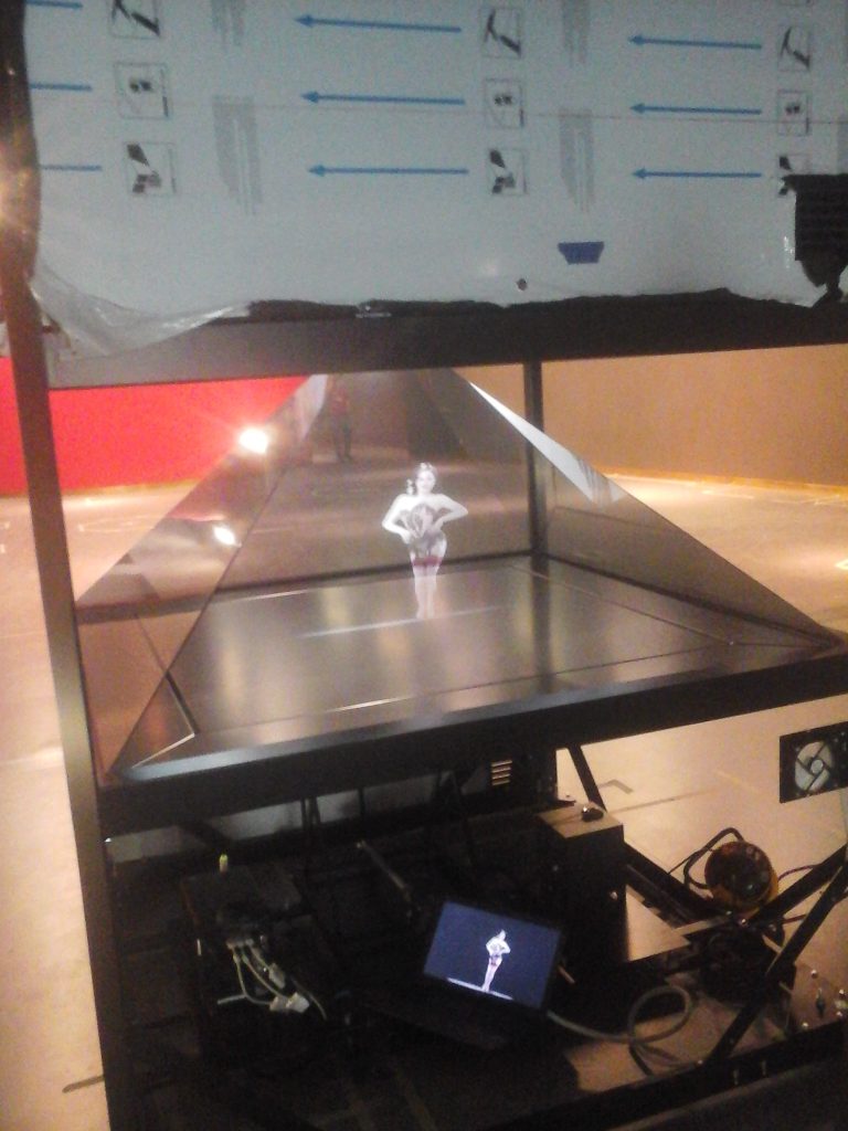 Piramida holograficzna – montaż i dopasowanie elementów