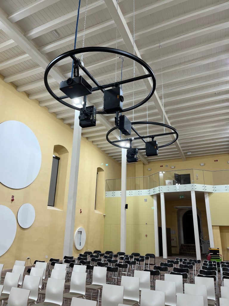 Żyrandole projekcyjne – instalacja sufitowa (9)