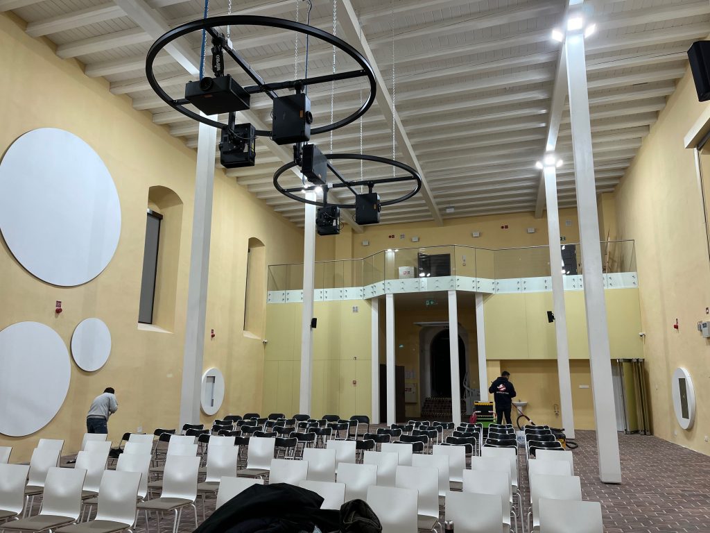 Żyrandole projekcyjne – instalacja podwieszana (10)