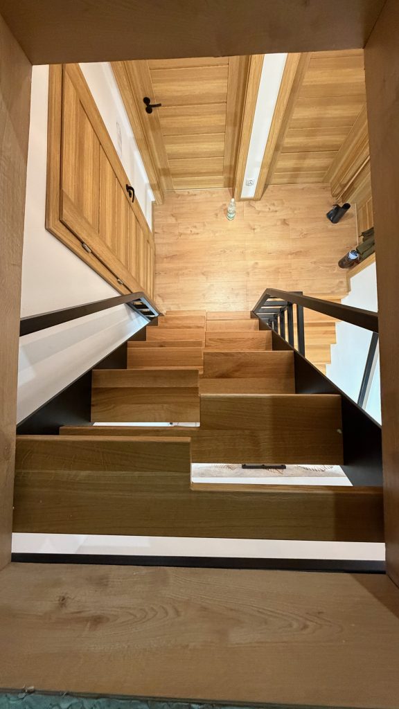 Schody stalowo-drewniane - detal stopni i balustrady