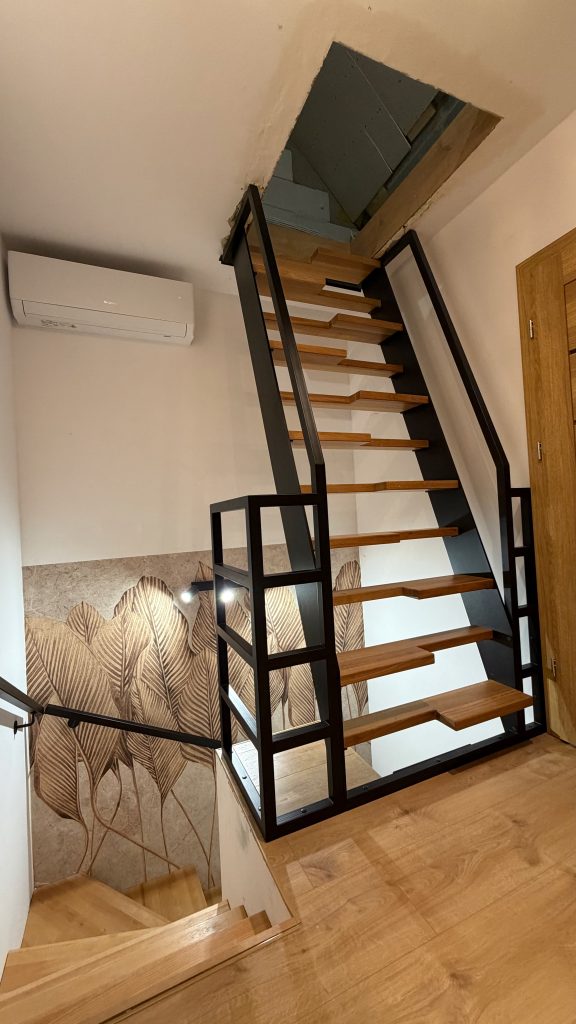 Schody na konstrukcji stalowej - montaż w klatce schodowej