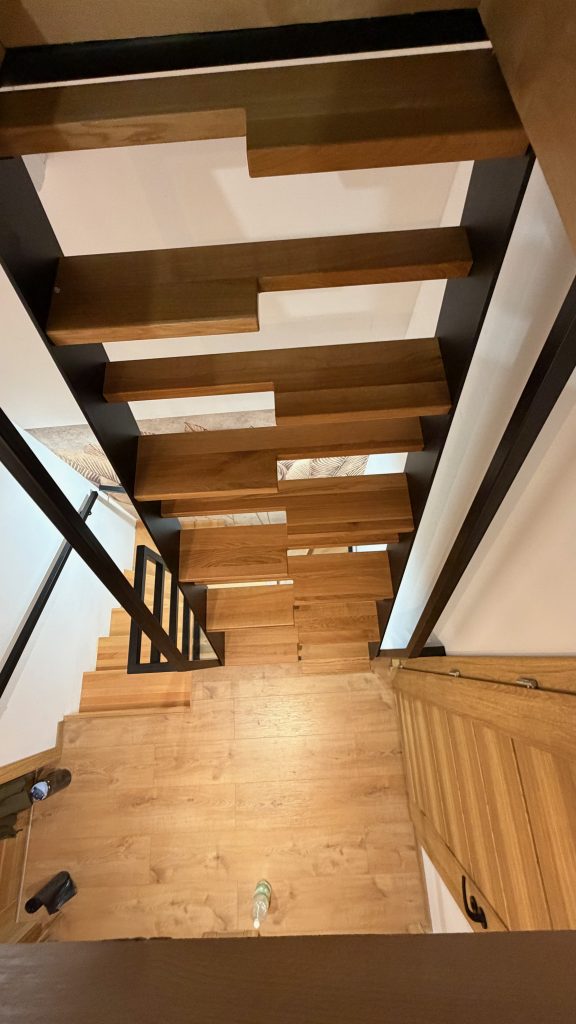 Schody stalowo-drewniane - widok z góry