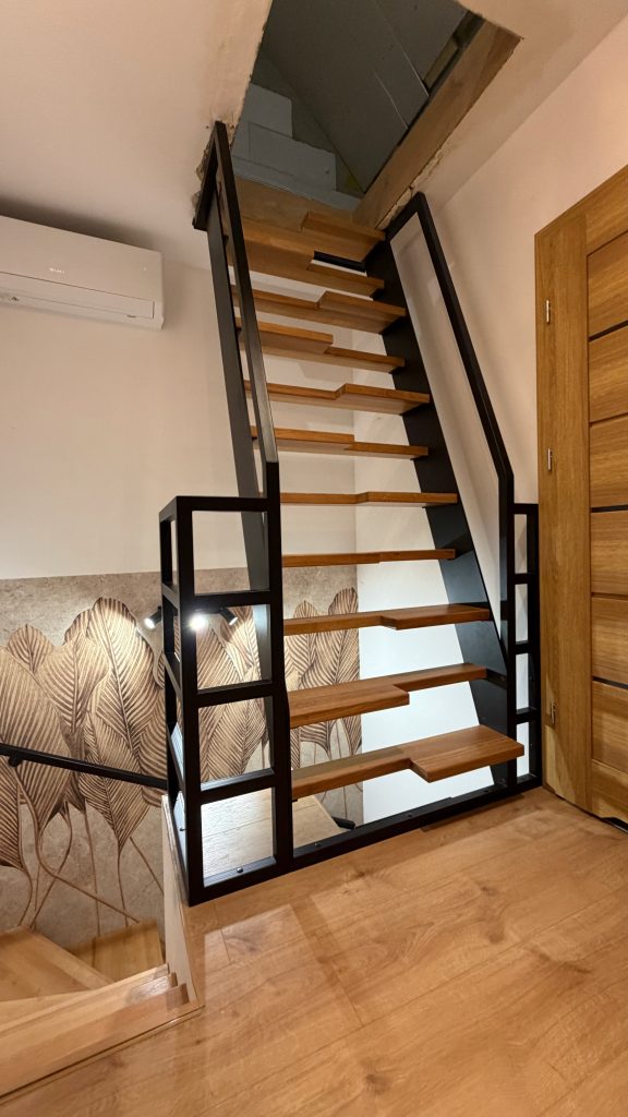 Schody stalowo-drewniane - widok boczny