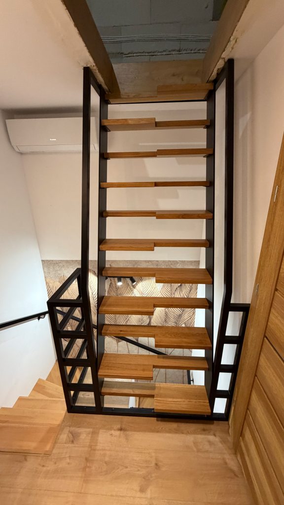 Schody stalowo-drewniane z czarną balustradą