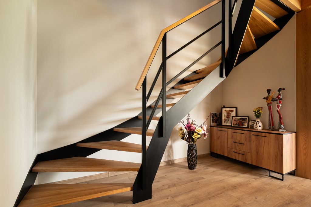 Schody stal + drewno – ujęcie szerokie