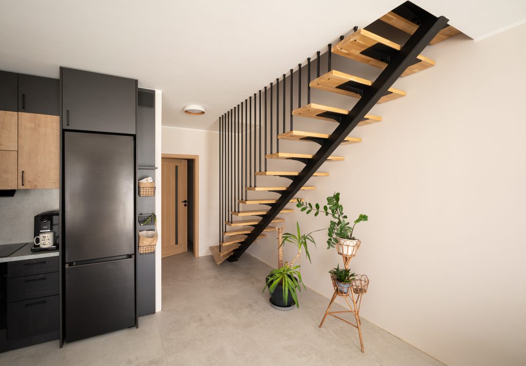 Schody stal + drewno – ujęcie szerokie