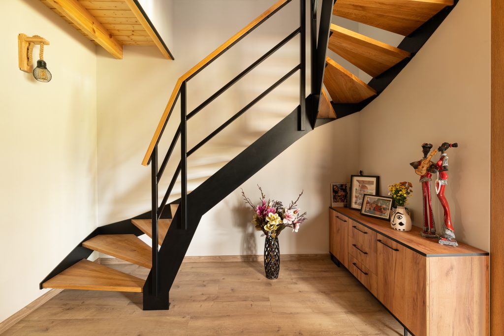 Schody w przestrzeni dziennej – ujęcie 1