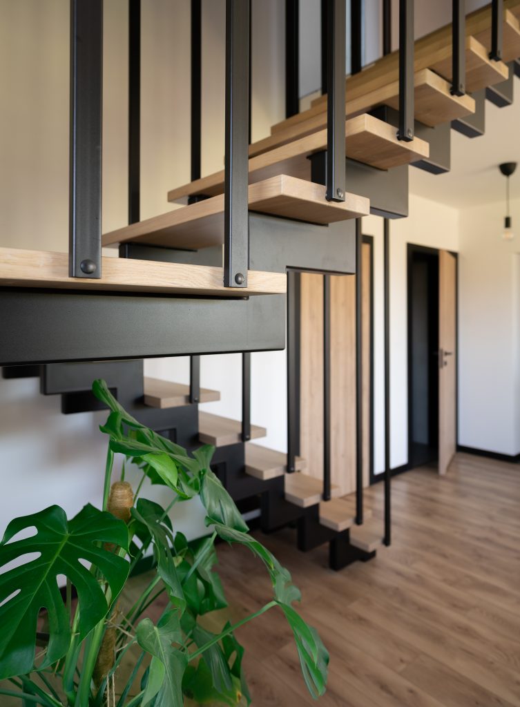 Schody – detal biegu i balustrady