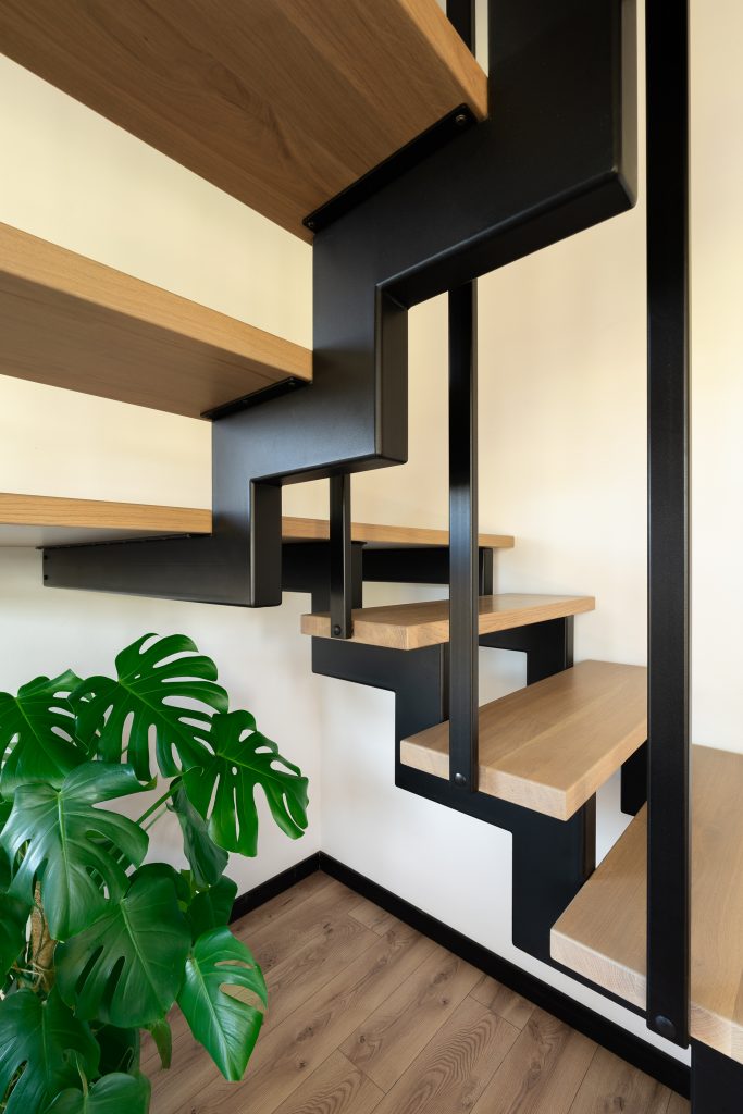 Schody stal + drewno – detal konstrukcji