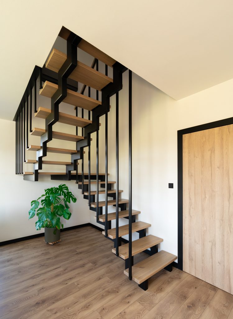 Schody stal + drewno – perspektywa od dołu