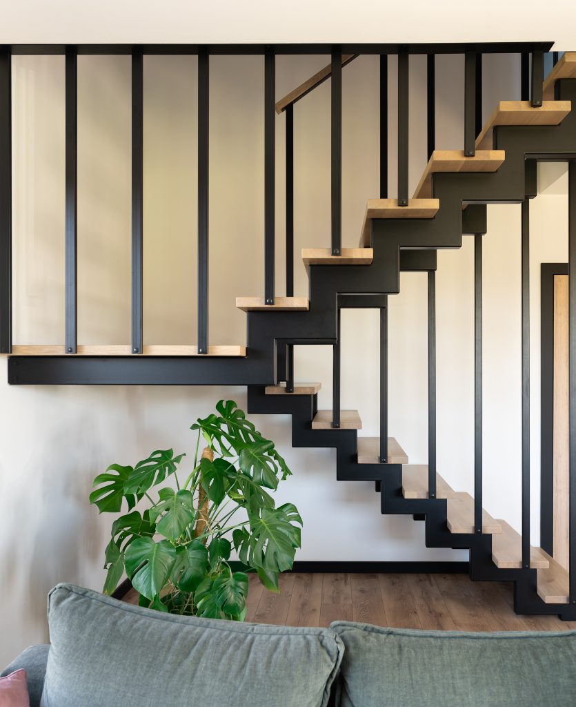 Schody stal + drewno – ujęcie boczne