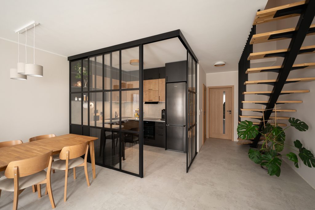 Szklana ścianka loft – szeroki kadr wnętrza