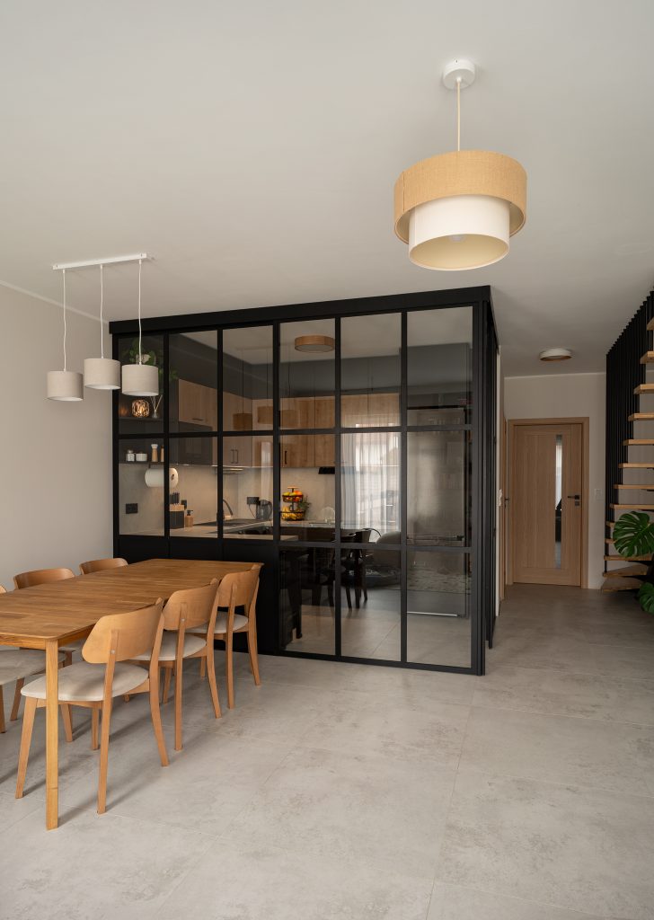 Szklana ścianka działowa loft – widok z jadalni