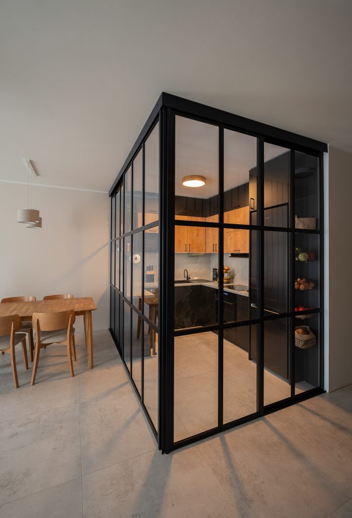 Szklana ścianka loft – kuchnia oddzielona od jadalni (narożnik)