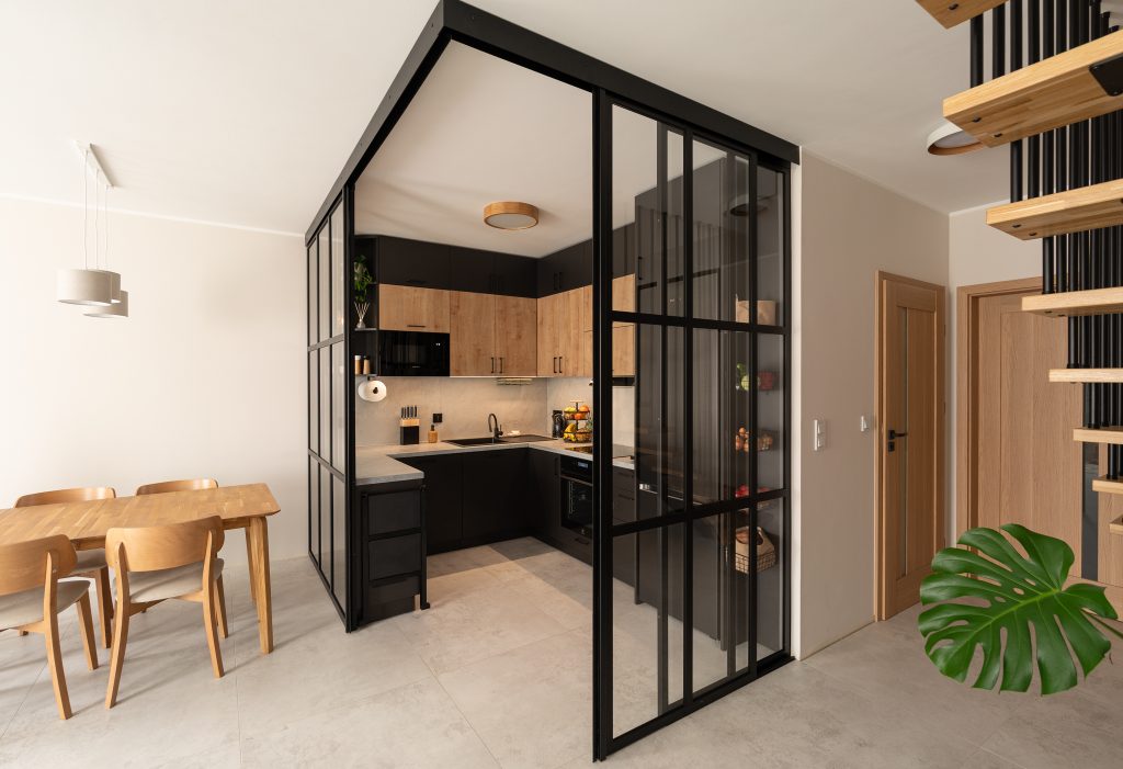 Szklana ścianka loft – ujęcie narożne (2)