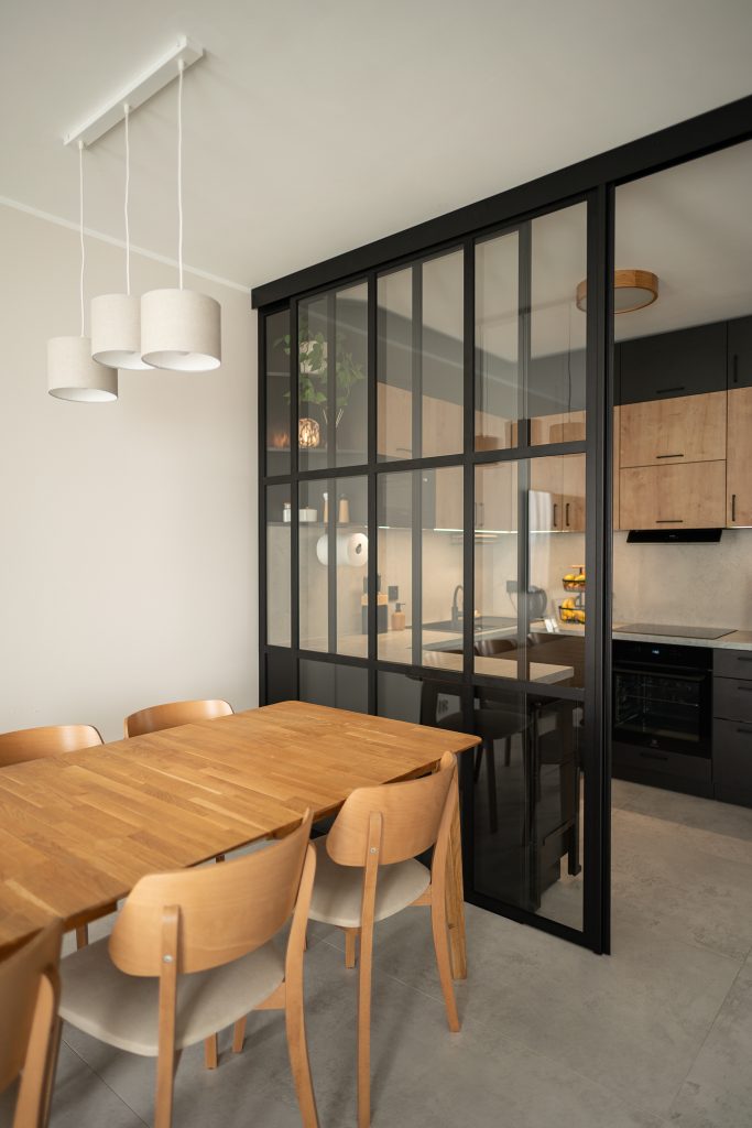 Ścianka szklana loft – detal w strefie jadalni