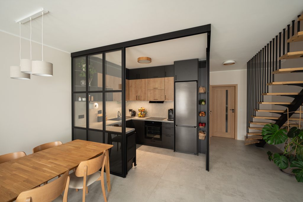 Przeszklona kuchnia – szklana ścianka loft (front)